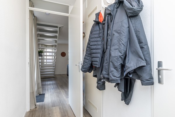 Foto - Te koop: Op goede en in geliefde woonwijk in Voerendaal gelegen halfvrijstaande bovenwoning (type B3 maisonnette), met o.a. dakterras, separate berging op de begane grond en eigen parkeerplaats. 